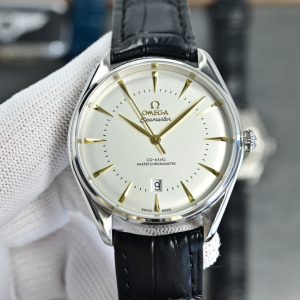 Omega unveils a special edition city-inspired watch ⌚️, exclusively available in limited quantities at Swiss boutiques. Crafted over 12 months by the team, this new timepiece is limited to 1,291 pieces (commemorating the year the Swiss Confederation was founded), with each case side engraved with a unique limited edition number.This timepiece is exclusively available at OMEGA boutiques in Switzerland. Its stainless steel case measures 39.50mm in diameter. The arched dial features a gradient effect, complemented by the brand logo, hands, and hour markers in 18K Sedna™ gold.The date display is positioned at 6 o'clock. The strap is crafted from imported calfskin leather. Through the domed sapphire crystal, the watch reveals its Calibre 8800 Master Chronometer movement. To achieve Master Chronometer certification, the movement boasts an extended 72-hour power reserve. Offering precise and stable timekeeping, it seamlessly transitions from casual to business settings, making it the top choice for the young generation.